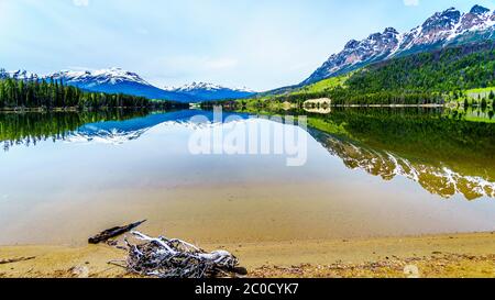 Reflet de la chaîne des montagnes Rocheuses sur la surface d'eau douce du lac Yellowhead, dans le parc provincial Robson, en Colombie-Britannique, au Canada Banque D'Images