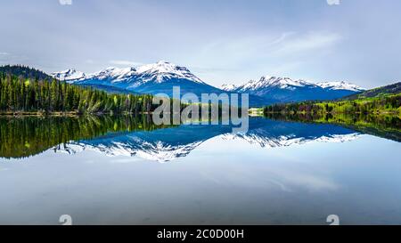 Reflet de la chaîne des montagnes Rocheuses sur la surface d'eau douce du lac Yellowhead, dans le parc provincial Robson, en Colombie-Britannique, au Canada Banque D'Images