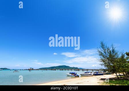 Port de plage à la baie d'Ao Chalong à Phuket, Thaïlande Banque D'Images