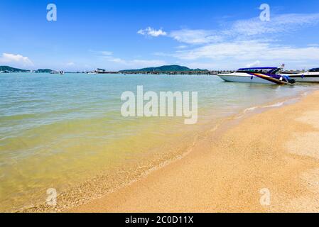 Port de plage à la baie d'Ao Chalong à Phuket, Thaïlande Banque D'Images