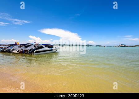 Port de plage à la baie d'Ao Chalong à Phuket, Thaïlande Banque D'Images