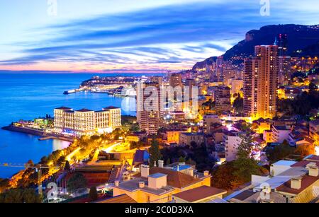 Monte Carlo, Monaco - 29 décembre 2017 : Noël et nouvel an atmosphère d'hiver à Monaco, Blue Hour Night Shot Panorama. | utilisation dans le monde entier Banque D'Images