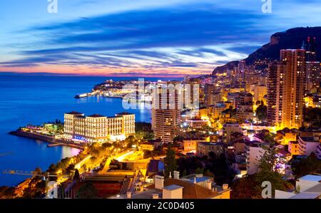 Monte Carlo, Monaco - 29 décembre 2017 : Noël et nouvel an atmosphère d'hiver à Monaco, Blue Hour Night Shot Panorama. | utilisation dans le monde entier Banque D'Images