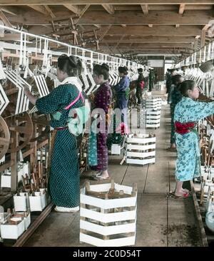 [ 1900s Japon - Japanese Women and Girls Reeling Silk ] — des femmes et des filles japonaises qui s'en occupent dans une usine de soie de Maebashi (前橋市), préfecture de Gunma. diapositive en verre vintage du xxe siècle. Banque D'Images