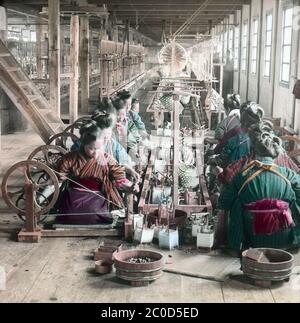 [ 1900s Japon - soie de filature japonaise ] — jeunes femmes japonaises qui filature de soie dans une usine de soie. diapositive en verre vintage du xxe siècle. Banque D'Images