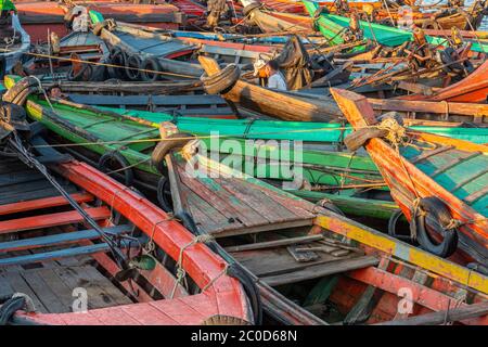 Bateaux de pêche dans le port de Myeik au coucher du soleil Banque D'Images