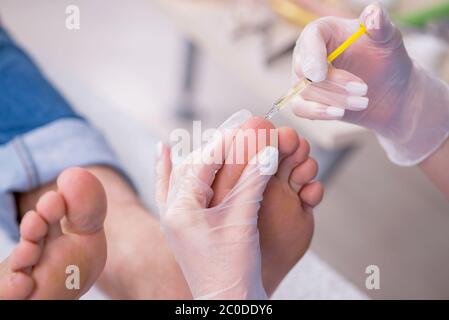 Podiatre traitant les pieds pendant la procédure Banque D'Images