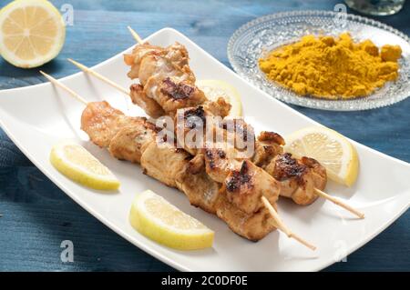 Brochettes de poulet satay indonésienne avec curry , le beurre d'arachide et la sauce soja Banque D'Images