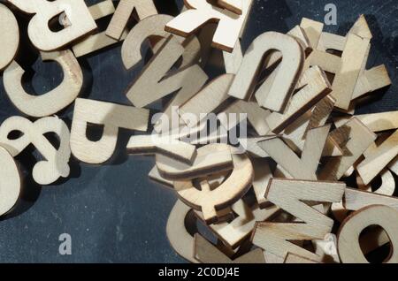 Pile de lettres en bois sur une surface métallique Banque D'Images