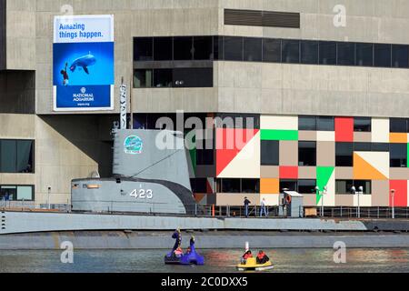 USS Torsk et National Aquarium à Baltimore, Inner Harbor, Baltimore, Maryland, États-Unis Banque D'Images