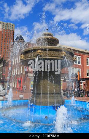 Fontaine à l'extérieur du musée pour enfants de Port Discovery, Baltimore, Maryland, États-Unis Banque D'Images