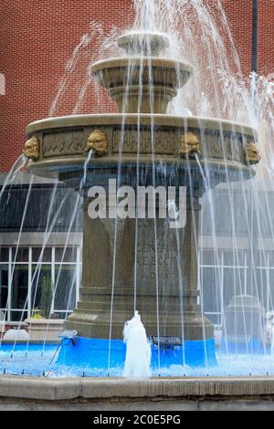 Fontaine à l'extérieur du musée pour enfants de Port Discovery, Baltimore, Maryland, États-Unis Banque D'Images