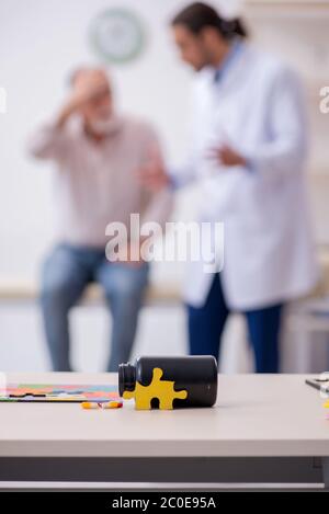 Médecin et patient souffrant de la maladie d'Alzheimer Banque D'Images