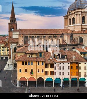 Mantua, Lombardie, Italie. Vue sur la Piazza delle Erbe dans le centre-ville historique. La place est entourée d'importants monuments médiévaux. Banque D'Images