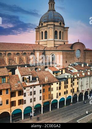 Mantua, Lombardie, Italie. Vue sur la Piazza delle Erbe dans le centre-ville historique. La place est entourée d'importants monuments médiévaux. Banque D'Images