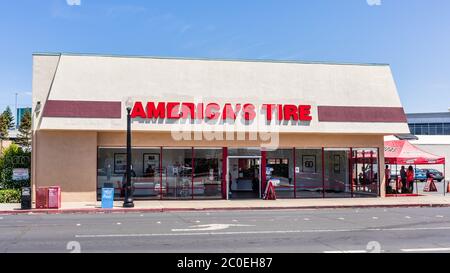 4 juin 2020 Redwood City / CA / USA - l'emplacement de l'America's tire dans la région de la baie de San Francisco; Discount tire Company (opérant sous le nom de America's tire à Califo Banque D'Images