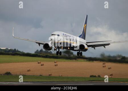 EI-DHY, un Boeing 737-8AS exploité par la compagnie aérienne Budget Ryanair, à l'aéroport international de Prestwick dans le Ayrshire. Banque D'Images