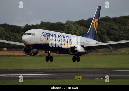 EI-DHY, un Boeing 737-8AS exploité par la compagnie aérienne Budget Ryanair, à l'aéroport international de Prestwick dans le Ayrshire. Banque D'Images