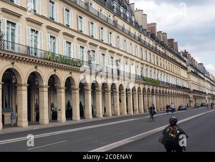 Paris, France. 10 juin 2020. L'hôtel de luxe 'Meurice' sur la rue de Rivoli à Paris. Pendant l'occupation allemande de la Seconde Guerre mondiale, l'hôtel était le siège du commandant de la ville du Grand Paris. (À dpa: 'Drapeaux de la wastika et le vol de masse: Paris a été occupé il y a 80 ans ') crédit: Christian Böhmer/dpa/Alay Live News Banque D'Images