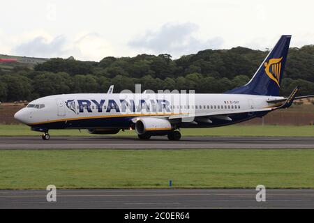 EI-DHY, un Boeing 737-8AS exploité par la compagnie aérienne Budget Ryanair, à l'aéroport international de Prestwick dans le Ayrshire. Banque D'Images