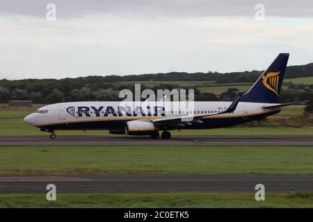 EI-DHY, un Boeing 737-8AS exploité par la compagnie aérienne Budget Ryanair, à l'aéroport international de Prestwick dans le Ayrshire. Banque D'Images