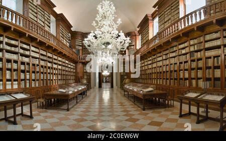 Mantua, Lombardie, Italie. La Bibliothèque thérésienne est née en 1780 avec les réformes de l'impératrice autrichienne Mary Therese. Il contient des livres anciens précieux. Banque D'Images