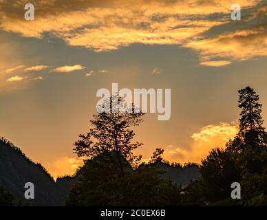 Belle vue sur les montagnes de l'Himalaya, Kasol, vallée de Parvati, Himachal Pradesh, nord de l'Inde Banque D'Images