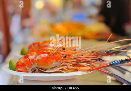 Crevettes grillées sur une assiette Banque D'Images