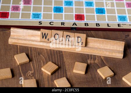 Jeu de société Scrabble avec l'orthographe de la mosaïque scrabble « Word » sur le plateau de table Banque D'Images