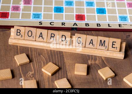 Jeu de société Scrabble avec l'orthographe scrabble en mosaïque 'jeu de société' sur le plateau de table Banque D'Images
