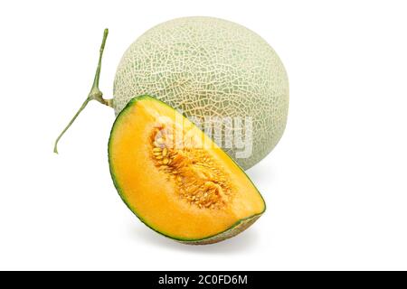 Melon cantaloup japonais biologique et un quart sur fond blanc isolé avec un chemin de coupure. Le melon de cantaloup d'orange mûr a un goût sucré et juteux Banque D'Images