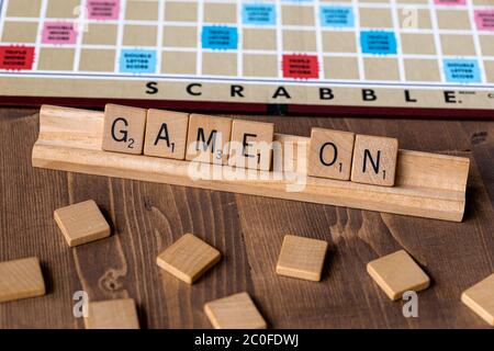 Jeu de société Scrabble avec l'orthographe scrabble en mosaïque « Game On » sur le plateau de table Banque D'Images