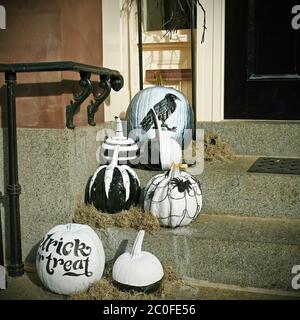 Pumpkins près de la porte pour l'Halloween Banque D'Images