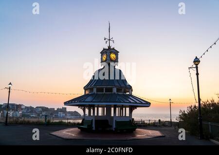 Ville victorienne sur la promenade en haut de la falaise à la station balnéaire de Broadescaliers dans le Kent, avec le ciel de l'aube et la mer en arrière-plan. Banque D'Images