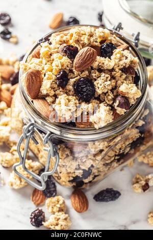 Pot de muesli avec noix, amandes, raisins et fruits secs - gros plan Banque D'Images