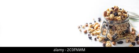 Pot de muesli avec noix, amandes, raisins et fruits secs - gros plan Banque D'Images