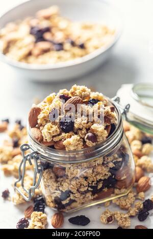 Pot de muesli avec noix, amandes, raisins et fruits secs - gros plan Banque D'Images