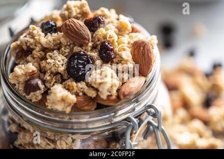 Pot de muesli avec noix, amandes, raisins et fruits secs - gros plan Banque D'Images