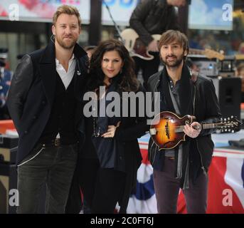 Manhattan, États-Unis d'Amérique. 11 novembre 2013. NEW YORK, NY - 11 NOVEMBRE : Sarah Palin fait une apparition et Lady Antebellum donne un concert spécial de la fête des anciens combattants sur le « Today » de NBC au Rockefeller Plaza le 11 novembre 2013 à New York, New York. Lady A est un groupe de musique country américain formé à Nashville, Tennessee en 2006. Le groupe est composé de Hillary Scott, Charles Kelley et Dave Haywood People: Hillary Scott, Charles Kelley, Dave Haywood Credit: Storms Media Group/Alay Live News Banque D'Images