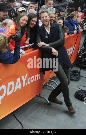 Manhattan, États-Unis d'Amérique. 11 novembre 2013. NEW YORK, NY - 11 NOVEMBRE : Sarah Palin fait une apparition et Lady Antebellum donne un concert spécial de la fête des anciens combattants sur le « Today » de NBC au Rockefeller Plaza le 11 novembre 2013 à New York, New York. Lady A est un groupe de musique country américain formé à Nashville, Tennessee en 2006. Le groupe est composé de Hillary Scott, Charles Kelley et Dave Haywood People: Hillary Scott, Charles Kelley, Dave Haywood Credit: Storms Media Group/Alay Live News Banque D'Images