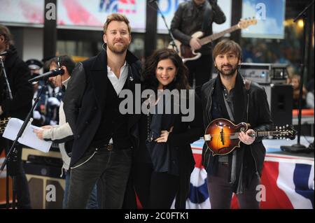 Manhattan, États-Unis d'Amérique. 11 novembre 2013. NEW YORK, NY - 11 NOVEMBRE : Sarah Palin fait une apparition et Lady Antebellum donne un concert spécial de la fête des anciens combattants sur le « Today » de NBC au Rockefeller Plaza le 11 novembre 2013 à New York, New York. Lady A est un groupe de musique country américain formé à Nashville, Tennessee en 2006. Le groupe est composé de Hillary Scott, Charles Kelley et Dave Haywood People: Hillary Scott, Charles Kelley, Dave Haywood Credit: Storms Media Group/Alay Live News Banque D'Images