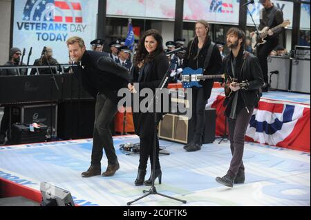 Manhattan, États-Unis d'Amérique. 11 novembre 2013. NEW YORK, NY - 11 NOVEMBRE : Sarah Palin fait une apparition et Lady Antebellum donne un concert spécial de la fête des anciens combattants sur le « Today » de NBC au Rockefeller Plaza le 11 novembre 2013 à New York, New York. Lady A est un groupe de musique country américain formé à Nashville, Tennessee en 2006. Le groupe est composé de Hillary Scott, Charles Kelley et Dave Haywood People: Hillary Scott, Charles Kelley, Dave Haywood Credit: Storms Media Group/Alay Live News Banque D'Images