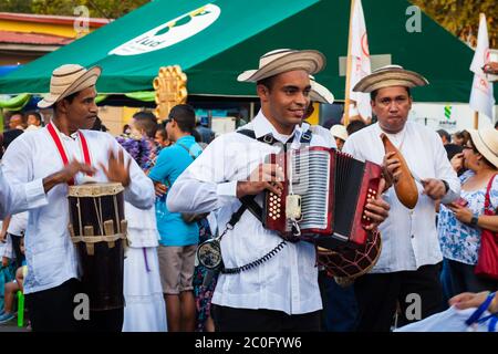 Musiciens à 'El Desfile de las Mil Polleras' (mille polleras), Las Tablas, province de Los Santos, République du Panama. Banque D'Images