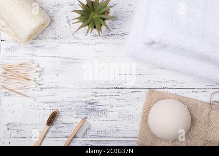 Vue du dessus de la tête photo des produits de bain écologiques isolés sur fond de bois blanc avec copyspace Banque D'Images