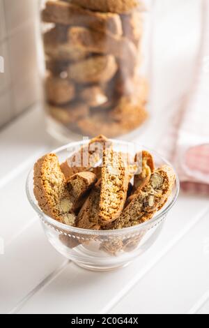 Biscuits italiens sucrés au cantuccini. Biscuits aux amandes dans un bol. Banque D'Images