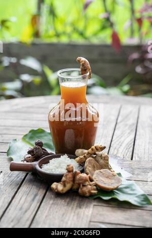 Les boissons médicinales traditionnelles javanaises à base de plantes médicinales sont faites à partir de plantes à rhizomes de l'Indonésie Banque D'Images