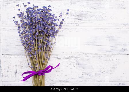 Haut au-dessus de la vue de dessus photo de bouquet de lavande isolé sur fond blanc en bois avec copyspace Banque D'Images