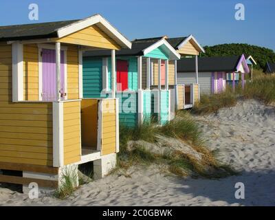 Huttes en bois colorées sur la plage de Skanör dans SW Banque D'Images