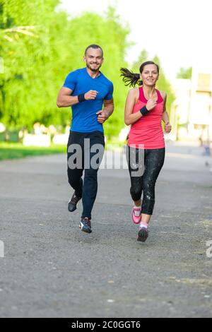 La formation à l'extérieur de coureurs. Ville d'exécution couple jogging à l'extérieur. Banque D'Images