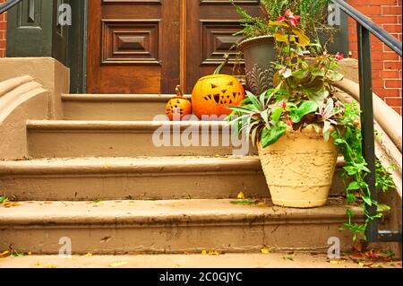 Pumpkins près de la porte pour l'Halloween Banque D'Images